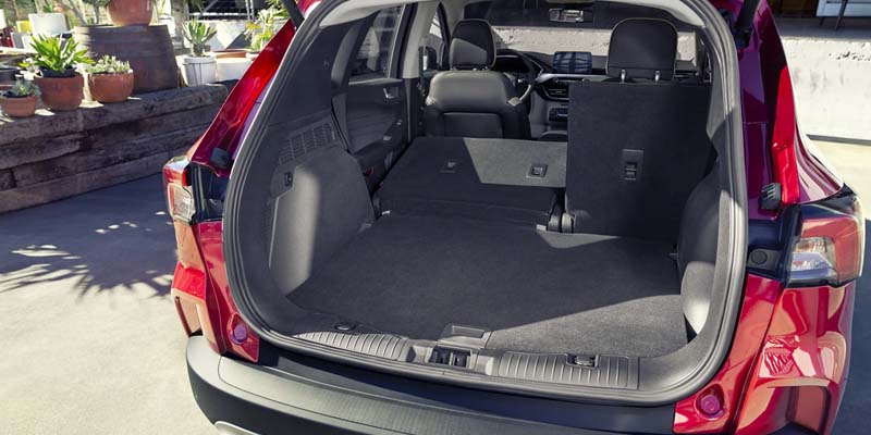 Escape® ST-Line Elite model with optional equipment shown.